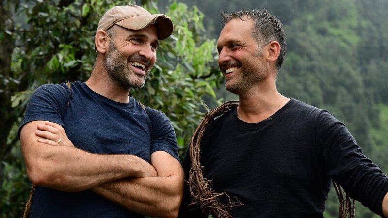 L-R: Ed Stafford und John Hudson in Indien. – Bild: Discovery.