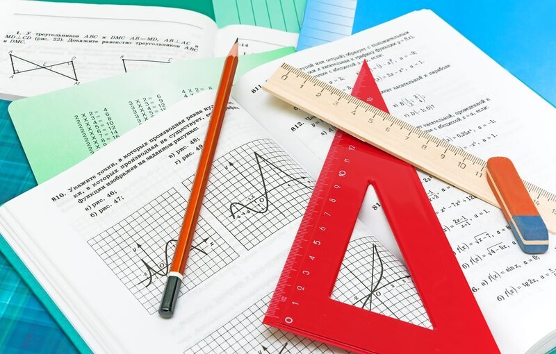 Mathematics textbook, notebook, pencil and ruler closeup on white background – Bild: Depositphotos /​ evgenyiL
