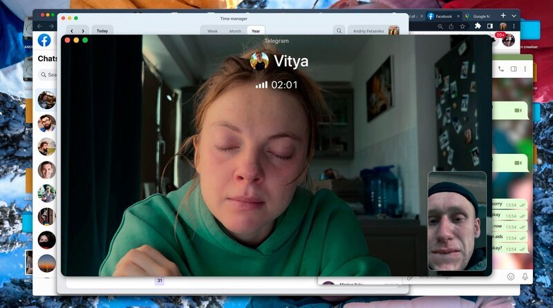 Katya (Liza Zaitseva) bekommt schlimme Nachrichten von ihrem Bruder Vitya (Oleksandr Rudynskyi). Die gesamte Filmhandlung vollzieht sich auf dem Laptop über Videochats und Katyas Internetrecherchen.   – Bild: MDFR/​Kateryna Lashchykova