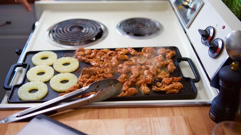 The chicken & pineapple slices cooking on the stovetop for Molly’s Taco Pizza Al Pastor with Tomatillo Salsa, as seen on Girl Meets Farm, Season 3. – Bild: Television Food Network, G.P.