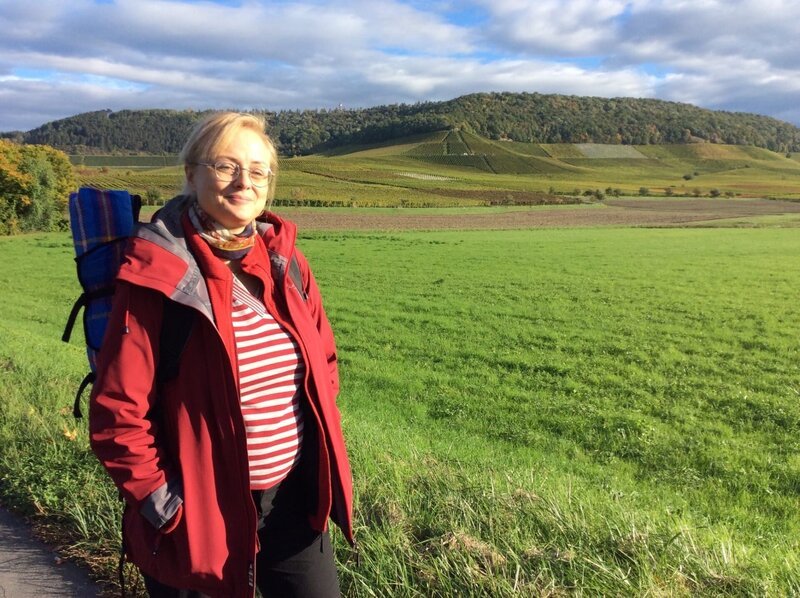 Die Autorin Steffi Illinger vor dem Schwanberg. – Bild: BR/Steffi Illinger Die Autorin Steffi Illinger vor dem Schwanberg. – Bild: BR/Steffi Illinger