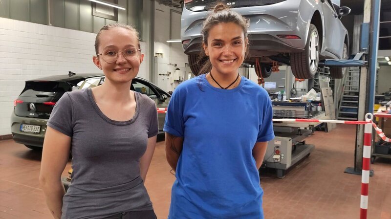 Seit ihrer Kindheit schrauben Nadine (li.) und Amanda an Autos. – Bild: HR