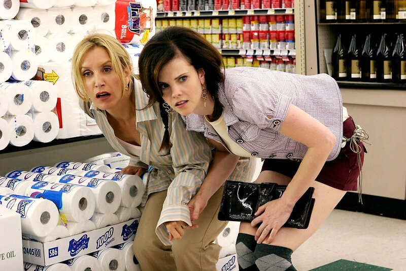 Während eines Streits im Supermarkt, werden Lynette (Felicity Huffman, l.) und Nora (Kiersten Warren, r.) von Carolyn mit einem Revolver überrascht … – Bild: Touchstone Television