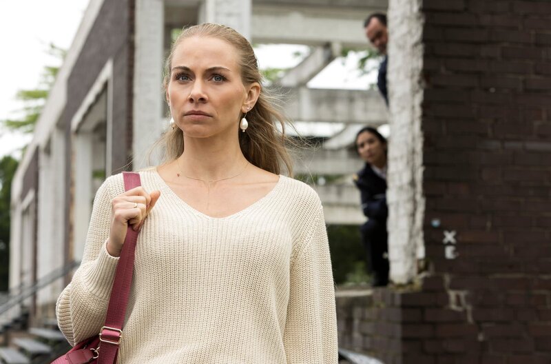 Arda und Jäger beschatten Isabell Brandt. V.l.n.r. Isabell Brandt (Jenny Meyer), Arda Turan (Yasemin Cetinkaya), Gerhard Jäger (Markus John) – Bild: ARD/​Kai Schulz