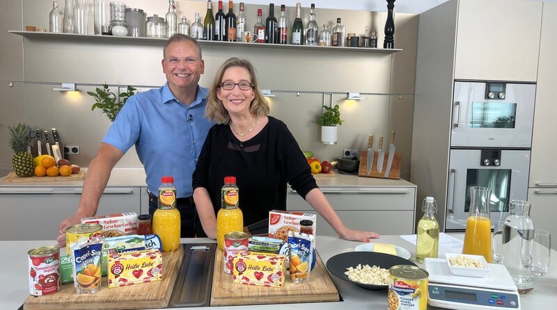 Weniger Fleisch, dafür mehr Pilze zum Mittagessen. Die Hersteller werben mit einer neuen Rezeptur, in Wahrheit sparen sie an der Qualität. Welche Produkte betroffen sind und so zur Mogelpackung werden, findet Yvonne Willicks (r) zusammen mit Lebensmitteltechnologe Dr. Stephan Lück (links) heraus. – Bild: WDR/​Solis tv/​Melanie Grande