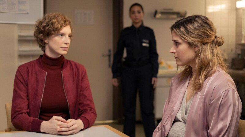 Das Baby von Sophie Völkers (Morgane Ferru, rechts) ist entführt – Linda Selb (Luise Wolfram, links) und Gül Alkan (Rona Özkan, Mitte) wollen klären, wie es dazu kommen konnte. – Bild: Radio Bremen/​Christine Schroeder