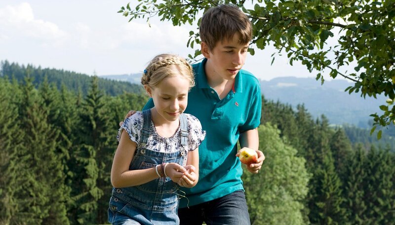 Paulina und Pawel haben hinter einem Obstbaum einen Siebenschläfer gefunden. – Bild: SWR/​Maria Wiesler