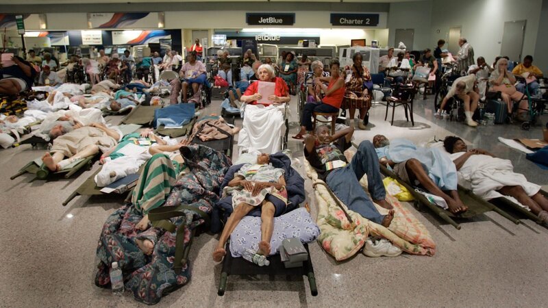 Krankenhauspatienten und Verletzte des Hurrikans Katarina vor den Ticketschaltern von Jet Blue und Delta in Halle D des New Orleans International Airport – Bild: Getty Images