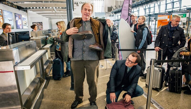 Kluftinger (Herbert Knaup, links) hat Übergepäck. Er packt in Maiers (Johannes Allmeyer, rechts) Koffer um. – Bild: ARD Degeto/BR/Hendrik Heiden Kluftinger (Herbert Knaup, links) hat Übergepäck. Er packt in Maiers (Johannes Allmeyer, rechts) Koffer um. – Bild: ARD Degeto/BR/Hendrik Heiden