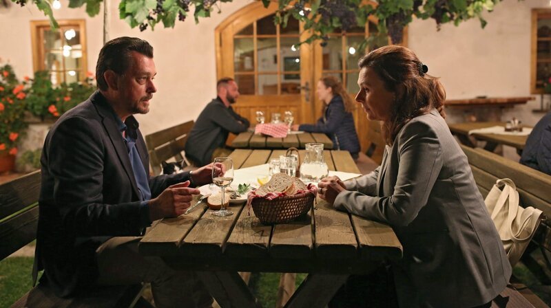 Nicole Sturm (Bettina Mittendorfer) und Kommissar Bergmann (Hary Prinz, re.) treffen sich. – Bild: ARD Degeto/​Allegro Film/​Stefan Haring