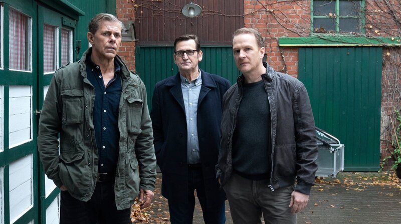 Finn (Sven Martinek, l.) und Lars (Ingo Naujoks, M.) verabschieden sich von Striesow (Christoph Jacobi, r.). – Bild: ARD/​Marion von der Mehden