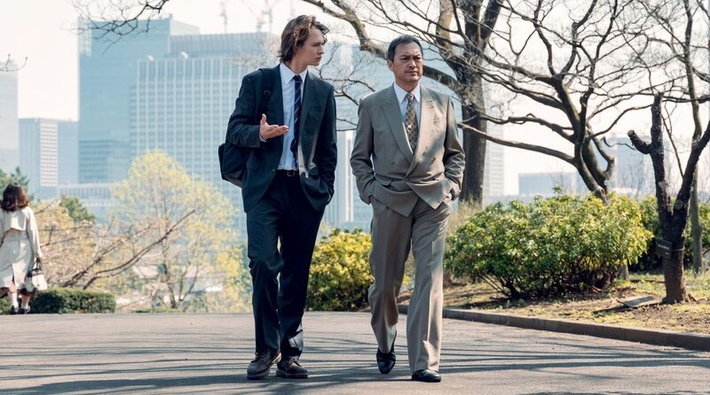 Der Reporter Jake (Ansel Elgort, li.) gewinnt das Vertrauen von Chefermittler Katagiri (Ken Watanabe). – Bild: HR/​Degeto/​HBO Max/​Fifth Season, LLC/​James Lisle