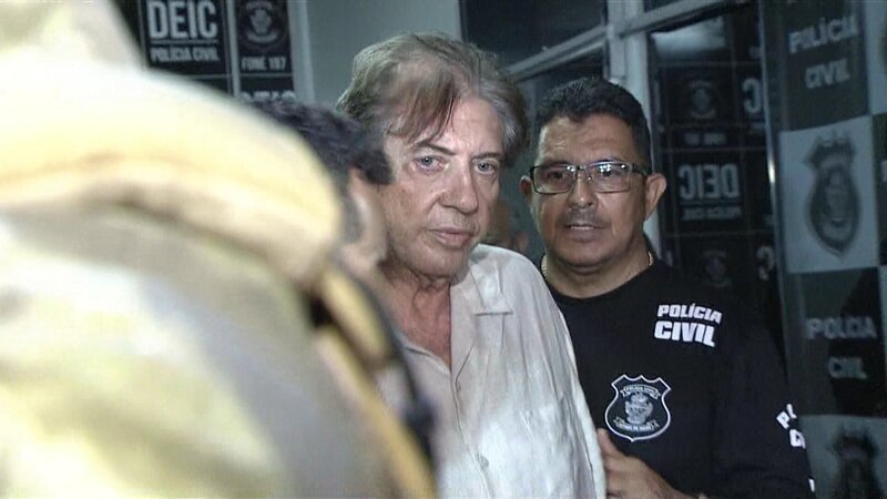 João de Deus. Es wird enthüllt, wie der berühmte brasilianische Johannes von Gott mit Hilfe eines Schutznetzwerks, das Fanatismus, Gewalt, Ruhm und Macht verband, Hunderte von sexuellen Übergriffen und anderen Verbrechen beging. – Bild: RTL /​ GLOBO