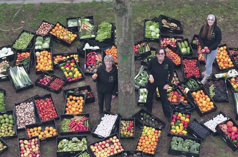 Sylvia Schneider (li.) ist die Gründerin von „Essen für Alle“ – hier mit zwei weiteren Mitgliedern des gemeinnützigen Vereins – und engagiert sich ehrenamtlich für „Zero Waste“. – Bild: BR/​EfA/​HR/​Gordon Welters