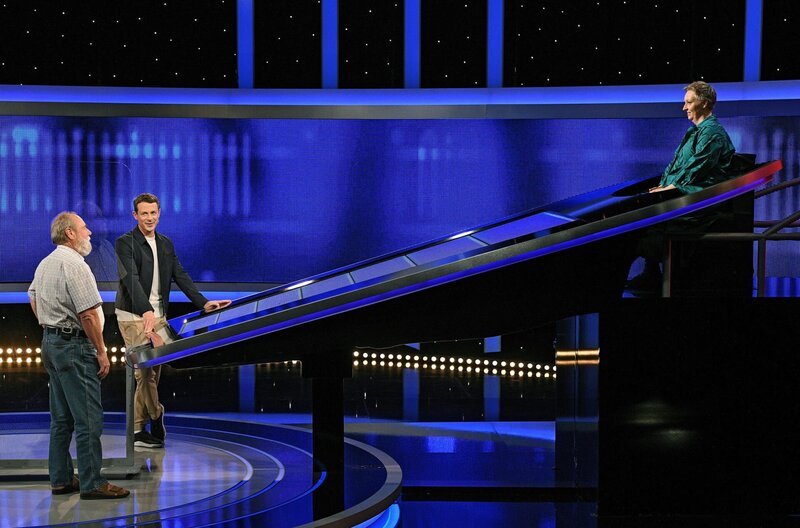 Moderator Alexander Bommes (2.v.l.) mit dem Kandidaten Uwe Seemann (l.) und der Jägerin Adriane Rickel (r.). – Bild: ARD/​Uwe Ernst