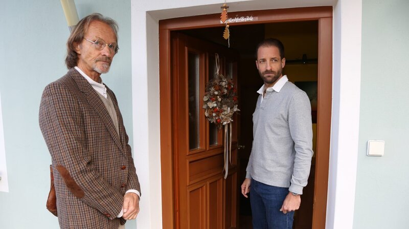 Haben Dr. Stelzhammer (Eisi Gulp, li.) und Richie (Dominik Maringer) etwas zu verbergen? – Bild: ARD Degeto/ORF/Allegro Film/Stefan Haring Haben Dr. Stelzhammer (Eisi Gulp, li.) und Richie (Dominik Maringer) etwas zu verbergen? – Bild: ARD Degeto/ORF/Allegro Film/Stefan Haring