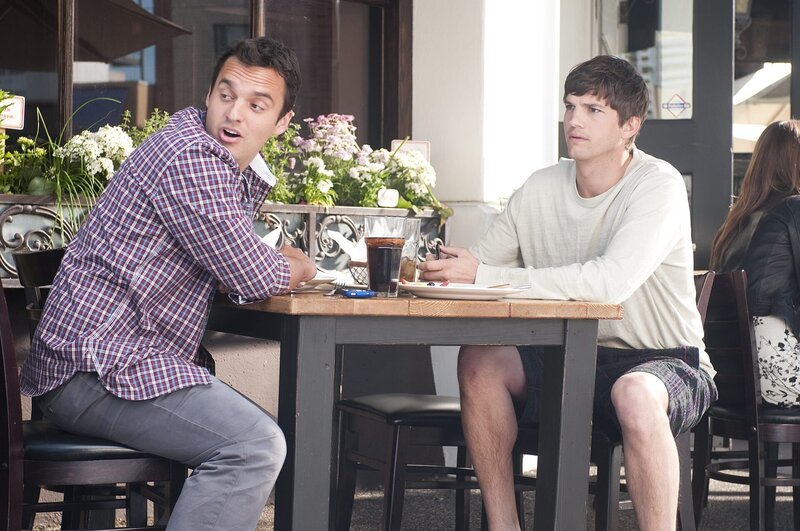 Adam (Ashton Kutcher, r.) wird von Kumpels wie Eli (Jake M. Johnson, l.) für seine körperliche Beziehung mit einer attraktiven Frau beneidet. Adam beginnt jedoch zu zweifeln, ob ihn eine rein körperliche Beziehung auch in Zukunft glücklich machen kann. – Bild: DW Studios LLC. / Dale Robinette Adam (Ashton Kutcher, r.) wird von Kumpels wie Eli (Jake M. Johnson, l.) für seine körperliche Beziehung mit einer attraktiven Frau beneidet. Adam beginnt jedoch zu zweifeln, ob ihn eine rein körperliche Beziehung auch in Zukunft glücklich machen kann. – Bild: DW Studios LLC. / Dale Robinette