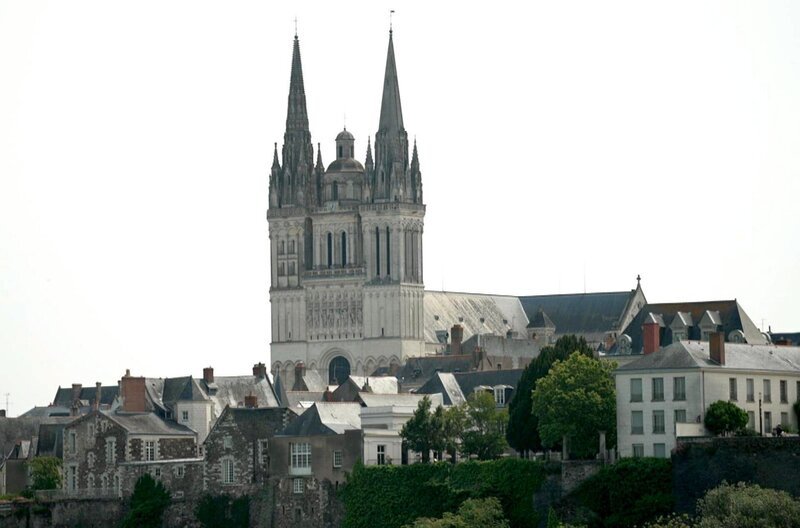 Das heutige Stadtbild gibt keinerlei Hinweis auf die tragische Vergangenheit: Die zerstörerischen Bombenangriffe des Zweiten Weltkrieges machten zahlreiche Einwohner von Angers obdachlos. – Bild: Elephant Doc