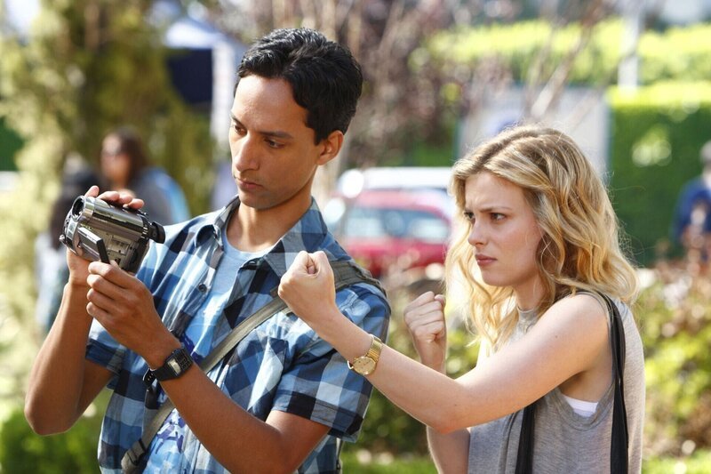 Britta (Gillian Jacobs, r.) möchte Abed (Danny Pudi, l.) etwas Gutes tun und schreibt ihn für einen Filmkurs ein. Doch diese Widerstrebt seinen Vater, der nicht möchte, dass er diesen Karrierepfad einschlägt, sondern das Familienrestaurant übernimmt … – Bild: CPT Holdings, Inc. All Rights Reserved. Lizenzbild frei
