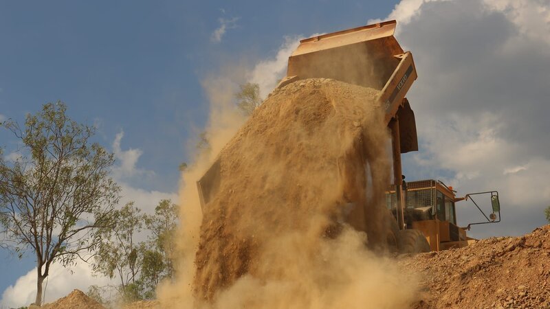 Sand spilling with the help of a truck. – Bild: DMAX