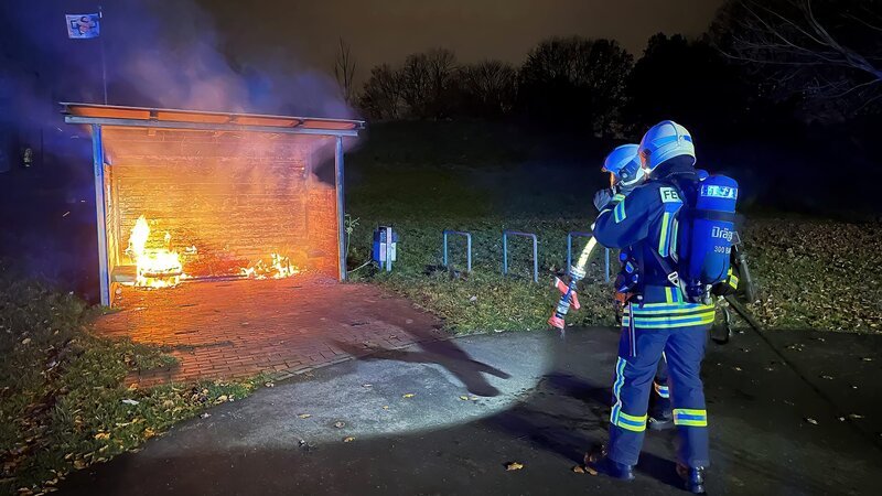 Der Feuerwehrmann löscht das Feuer – Bild: Warner Bros. Discovery