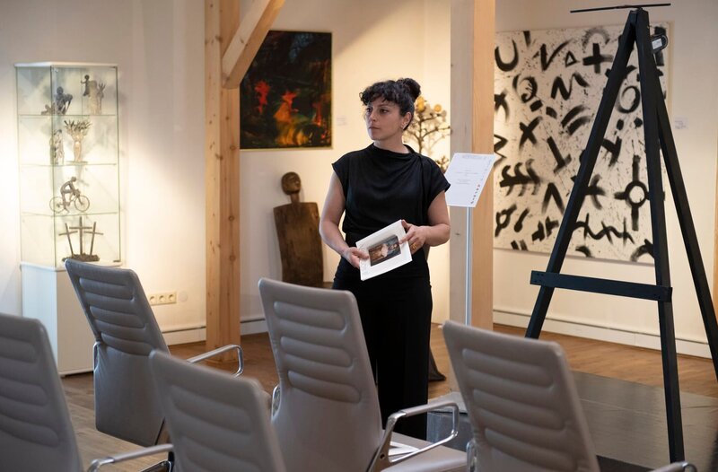 Welche Rolle spielt die Galeristin Isabell Herold (Tanya Erartsin) bei Sonjas Verschwinden? – Bild: ARD/​Laurent Trümper