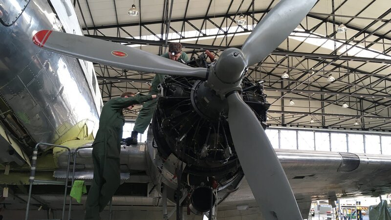 Douglas DC-3. – Bild: Warner Bros. Discovery
