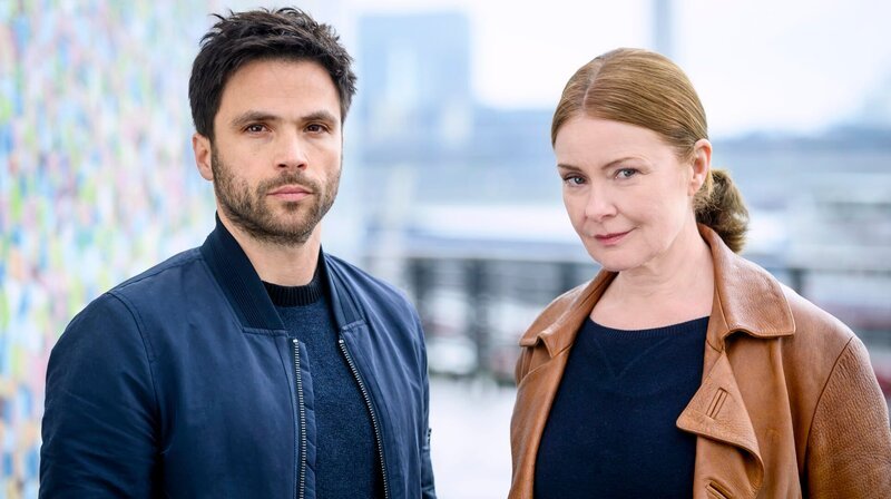 Die Füchsin Anne Marie Fuchs (Lina Wendel) und Youssef El Kilali (Karim Chérif), aufgenommen an der Düsseldorfer Rheinpromenade – Bild: WDR/​Martin Rottenkolber