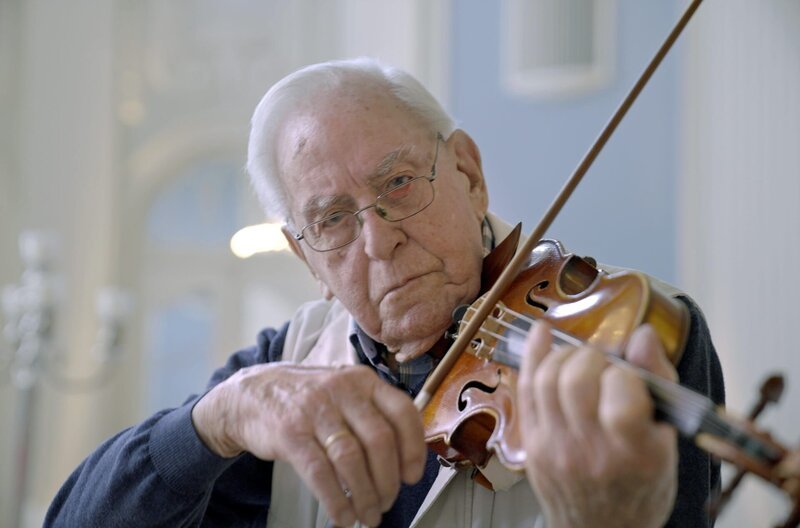 Valdemar ist 107 Jahre alt und spielt immer noch regelmäßig auf seiner Geige. – Bild: WDR/​Christoph Berg
