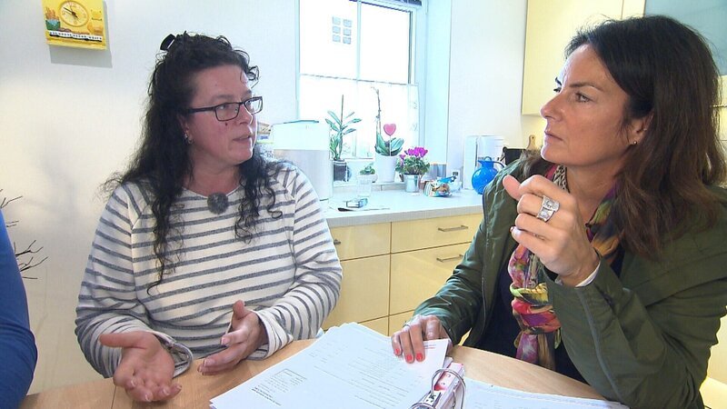 Die Bauretter wollen Alexandra (li.) und ihrer Familie helfen. Das Team von John Kosmalla stellt Küche, Bad, Kinderzimmer, Wohnzimmer und Flur fertig, während Manuela Reibold-Rolinger (re.) dem Bauunternehmer auf den Zahn fühlt. Wird es ihr gelingen, alle Parteien an einen Tisch zu bekommen? – Bild: RTL II
