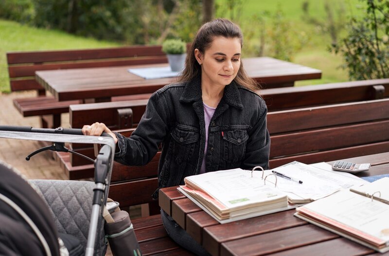 Jenny (Julia Obst) schaut sich die Buchhaltung für den Hofladen nochmal genau an. Eine Steuerprüfung ist angekündigt. – Bild: SWR/​Christian Koch