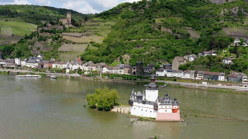 Burg Pfalzgrafenstein bei Kaub. Ein weltweit bekanntes Fotomotiv! Im 14. Jahrhundert erbaut, ist sie das Paradebeispiel einer Zollburg auf einer felsigen Rheininsel. – Bild: WDR/Rolf J. Möltgen Burg Pfalzgrafenstein bei Kaub. Ein weltweit bekanntes Fotomotiv! Im 14. Jahrhundert erbaut, ist sie das Paradebeispiel einer Zollburg auf einer felsigen Rheininsel. – Bild: WDR/Rolf J. Möltgen