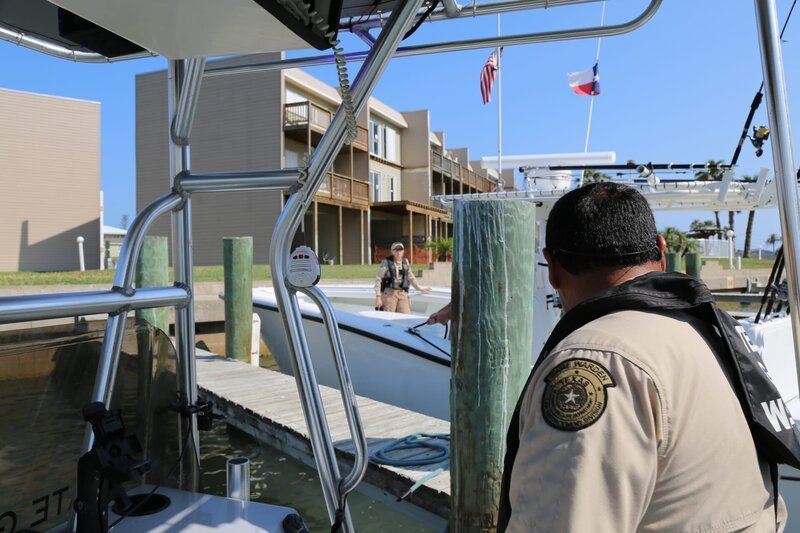 Fish and Game Officers Lerrin Johnson and Albert Flores gearing up for a day of water safety checks. – Bild: Animal Planet /​ Discovery Communications, LLC