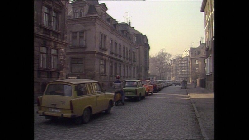 Der Trabant 601, gebaut in Zwickau und im Volksmund liebevoll „Trabi“ genannt, war der Volks-Wagen der DDR. Wer einen haben wollte, musste 14 Jahre warten. Im Bild: eine Schlange von Trabis wartet im November 1989 hinter einer (im Bild nicht sichtbaren) Tankstelle auf Benzin, um einen Abstecher in den Westen zu machen. – Bild: NDR, BR