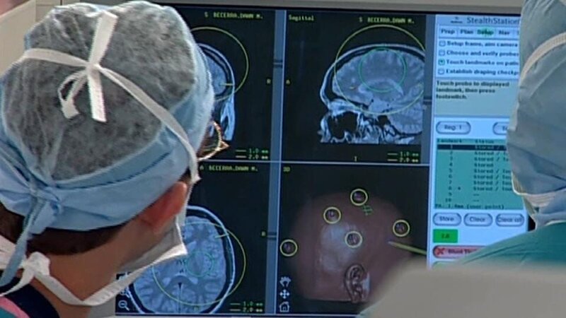 Bei Erwachsenen verläuft eine Cytomegalie in der Regel völlig harmlos. Bei Kleinkindern, deren Immunsystem noch nicht vollständig entwickelt ist, können jedoch lebensbedrohliche Krankheitsbilder auftreten – wie im Fall der elf Monate alten Lilian im US-Bundesstaat Texas. Das Mädchen leidet unter heftigen Anfällen, denn die Herpesviren sind in ihre Gehirnzellen eingedrungen. Mit Medikamenten ist den Parasiten dort nicht beizukommen, deshalb greifen Dr. Gail Harrison und ihre Medizinerkollegen in dieser Folge zu drastischen Maßnahmen. – Bild: Warner Bros. Discovery
