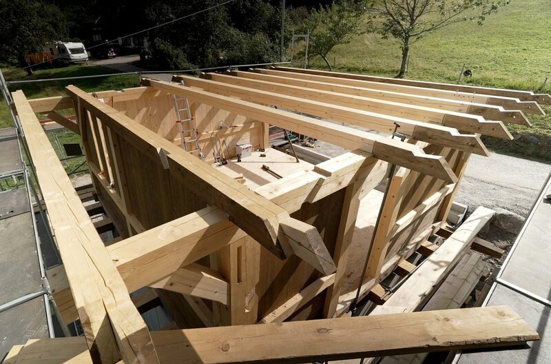 Ein Holzbau inspiriert durch einen historischen Kornspeicher. – Bild: SWR/​Teamwerk /​Thomas Weber