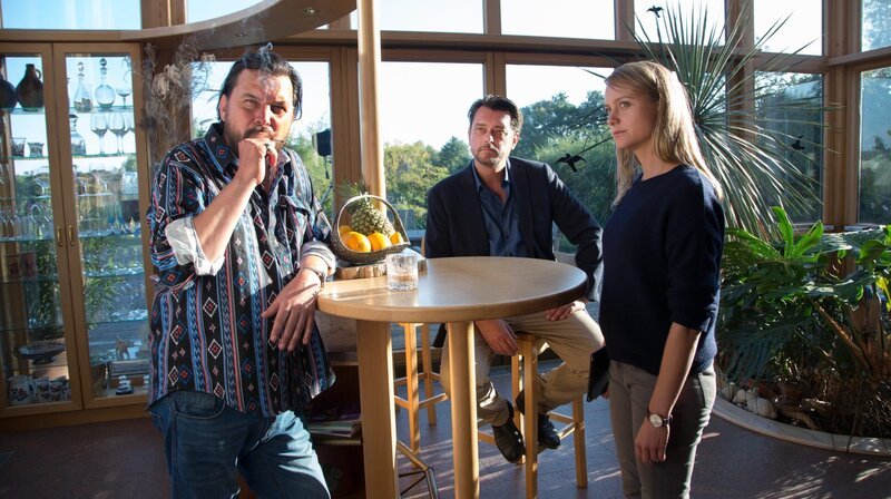 Kommissar Bergmann (Hary Prinz, Mitte) und Anni Sulmtaler (Anna Unterberger, re.) befragen den zwielichtigen Manager Jack Riedl (Sascha Geršak, li.). – Bild: ARD Degeto/Allegro Film/Stefan Haring Kommissar Bergmann (Hary Prinz, Mitte) und Anni Sulmtaler (Anna Unterberger, re.) befragen den zwielichtigen Manager Jack Riedl (Sascha Geršak, li.). – Bild: ARD Degeto/Allegro Film/Stefan Haring