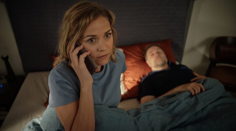 Vicky (Jessica Ginkel, li.) hat ein Geheimnis vor ihrem Freund Leon (Janek Rieke, re.). – Bild: ARD Degeto/​Jan Raiber