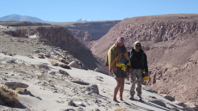 Joe Teti and Cody Lundin near canyon. – Bild: DMAX