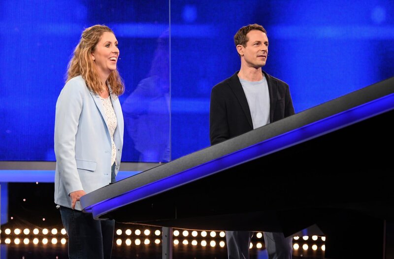 Moderator Alexander Bommes (r.) mit der Kandidatin Virginia Spinsanti (l.). – Bild: ARD/​Uwe Ernst