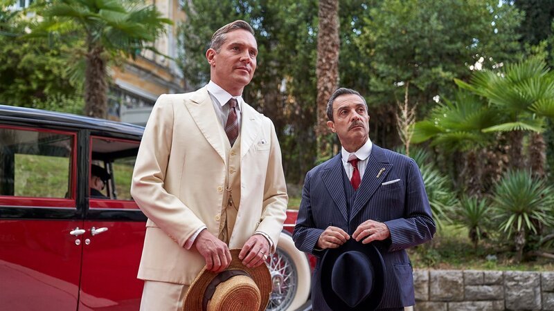 l-r: Cecil Ainsworth (Mark Umbers), Vincenzo Danioni (Pasquale Esposito) – Bild: AXN White