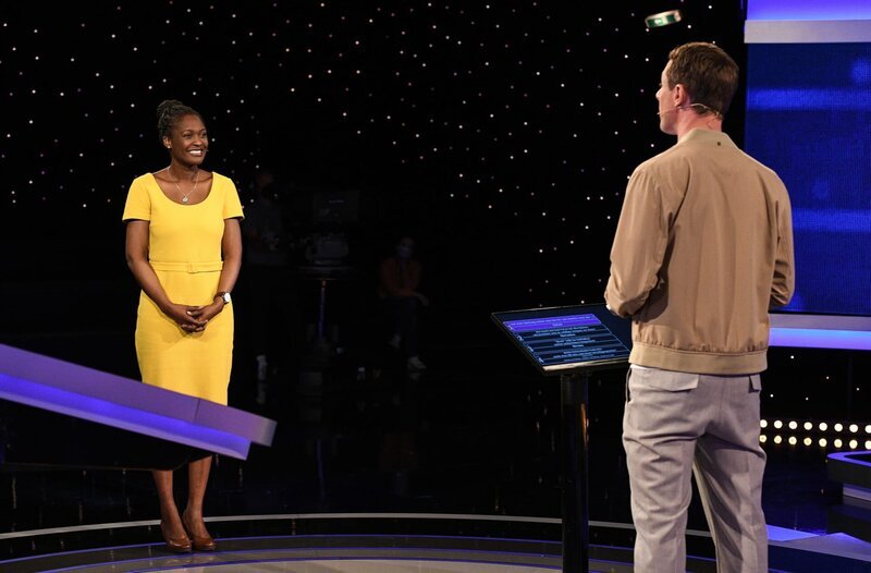 Moderator Alexander Bommes mit der Kandidatin Helina Williams. – Bild: ARD/​Uwe Ernst