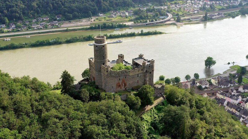 Burg Maus: Der Spottname der benachbarten Grafen von Katzenelnbogen für die Burg „Maus“ scheint wenig zutreffend, erblickt man die heute noch mächtigen Mauern der 1355 erbauten Anlage. – Bild: WDR/Rolf J. Möltgen Burg Maus: Der Spottname der benachbarten Grafen von Katzenelnbogen für die Burg „Maus“ scheint wenig zutreffend, erblickt man die heute noch mächtigen Mauern der 1355 erbauten Anlage. – Bild: WDR/Rolf J. Möltgen