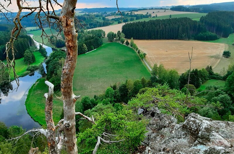 Blick auf die Saaleschleife vom Petersgrad. Weiteres Bildmaterial finden Sie unter www.br-foto.de.; BR Fernsehen STILLE SCHÖNHEIT – DIE SAALE IN OBERFRANKEN, am Montag (28.10.24) um 22:45 Uhr. Blick auf die Saaleschleife vom Petersgrad. Weiteres Bildmaterial finden Sie unter www.br-foto.de. © BR/Michael Appel, honorarfrei – Verwendung gemäß der AGB im engen inhaltlichen, redaktionellen Zusammenhang mit genannter BR-Sendung und bei Nennung „Bild: BR/Michael Appel“ (S2). BR/Bildmanagement, Tel: 089/5900–33133, Fax: -10585, Bildmanagement@br.de, www.br-foto.de – Bild: BR/Michael Appel Blick auf die Saaleschleife vom Petersgrad. Weiteres Bildmaterial finden Sie unter www.br-foto.de.; BR Fernsehen STILLE SCHÖNHEIT – DIE SAALE IN OBERFRANKEN, am Montag (28.10.24) um 22:45 Uhr. Blick auf die Saaleschleife vom Petersgrad. Weiteres Bildmaterial finden Sie unter www.br-foto.de. © BR/Michael Appel, honorarfrei – Verwendung gemäß der AGB im engen inhaltlichen, redaktionellen Zusammenhang mit genannter BR-Sendung und bei Nennung „Bild: BR/Michael Appel“ (S2). BR/Bildmanagement, Tel: 089/5900–33133, Fax: -10585, Bildmanagement@br.de, www.br-foto.de – Bild: BR/Michael Appel