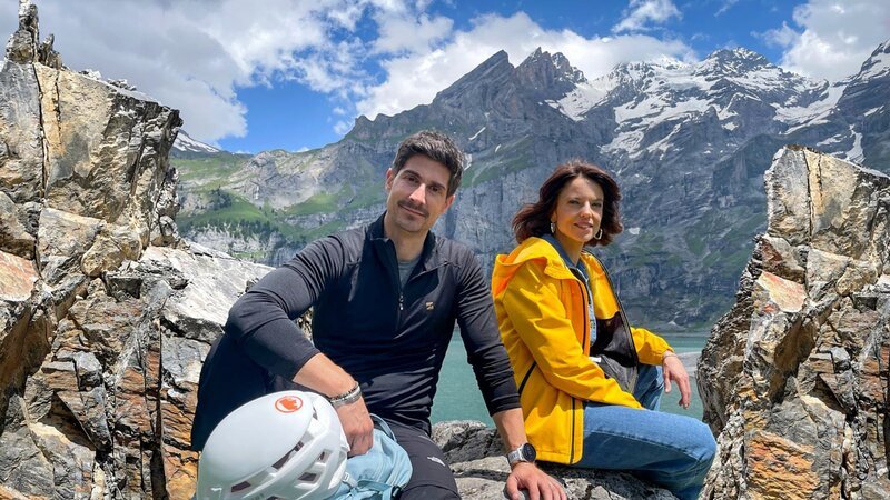 Mona Vetsch und Tobias Müller am Oeschinensee oberhalb von Kandersteg (BE) – Bild: SRF