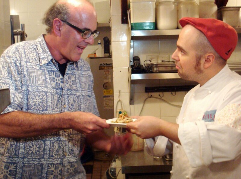 Avantgarde-Koch Willy Moreno (rechts) zaubert aus dem Seealgen-Gelee von Mark Brownstein eine ungewöhnliche Seafood-Tapa. – Bild: SWR/​SWR/​Along Mekong Productions