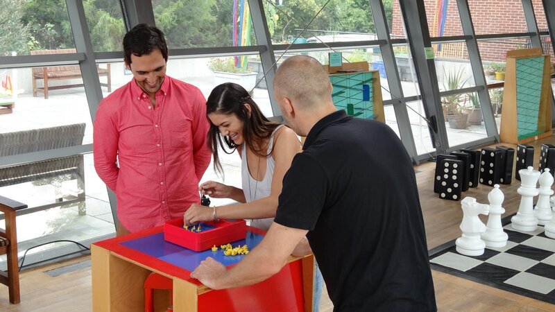Staten Island, NY – Host Jason Silva and comedian Ben Bailey egg on a contestant while she tries to fit the pieces in the holes during the ‚Perfection‘ game.  (Photo credit: NGT/​Ben Spanner) – Bild: FOX Networks /​ NGT /​ NGC