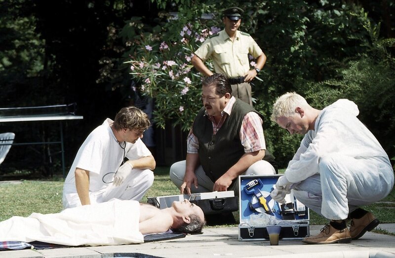 Franz Pichls (Karl Knaup) Tod im Swimming-Pool gibt Kriminalkommissar Hofer (Joseph Hannesschläger, mi) und der Spurensicherung erste Rätsel auf. – Bild: ORF/​ZDF/​Christian A. Rieger