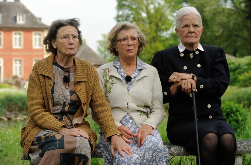 1994 – Zwei Studentinnen interviewen die Janssen-Schwestern Martha (Gertrud Roll, li.), Betty (Jutta Speidel) und Hiltrud (Hildegard Schmahl, re.). – Bild: ARD Degeto/WDR/UFA Fiction/Bernd Spauke 1994 – Zwei Studentinnen interviewen die Janssen-Schwestern Martha (Gertrud Roll, li.), Betty (Jutta Speidel) und Hiltrud (Hildegard Schmahl, re.). – Bild: ARD Degeto/WDR/UFA Fiction/Bernd Spauke