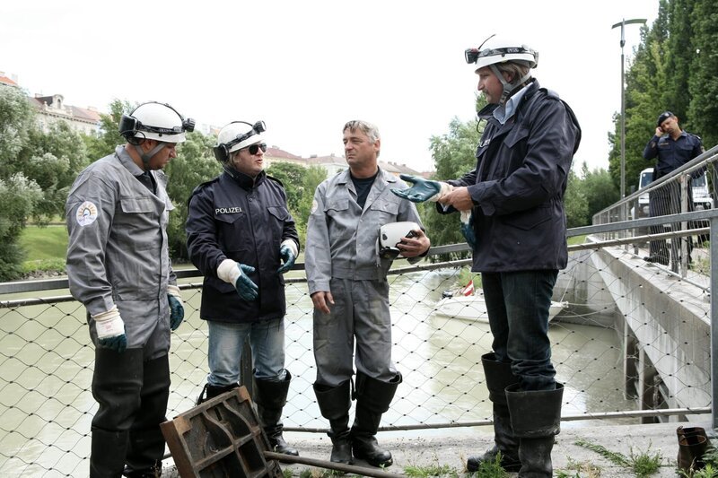 „Soko Donau“, „Der zweite Mann.“ Ein ruhiger, sonniger Morgen in Wien. Plötzlich peitschen Schüsse durch die Luft, der Bote eines Geldtransporters wird auf offener Straße überfallen und bricht tödlich getroffen zusammen. Der Täter, verkleidet als Jogger, kann unerkannt entkommen. Kein einfacher Fall für die SOKO, denn obwohl sich einige Fußgänger in der Nähe des Überfalls befanden, gibt es nur einen brauchbaren Zeugen, einen Fensterputzer namens Petrovic. Mitten in die ersten Recherchen fällt die Nachricht von einem weiteren Mord. Unter Tag, im Wiener Kanalsystem, findet der Kanalarbeiter Fichtinger einen toten Kollegen. Der Tote, Michael Solka, wurde angeschossen und offensichtlich gefoltert, bevor er in der stinkenden Brühe des Kanals ertrunken ist. Bald stellt sich heraus, dass beide Opfer mit derselben Waffe erschossen worden sind. Doch wie und warum hängen die beiden Morde zusammen? Im Bild (v.li.): Gregor Seberg (Helmuth Nowak), Andreas Vitasek (Ewald Fichtinger), Stefan Jürgens (Carl Ribarski). – Bild: ORF/​SATEL-Film/​Petro Domenigg